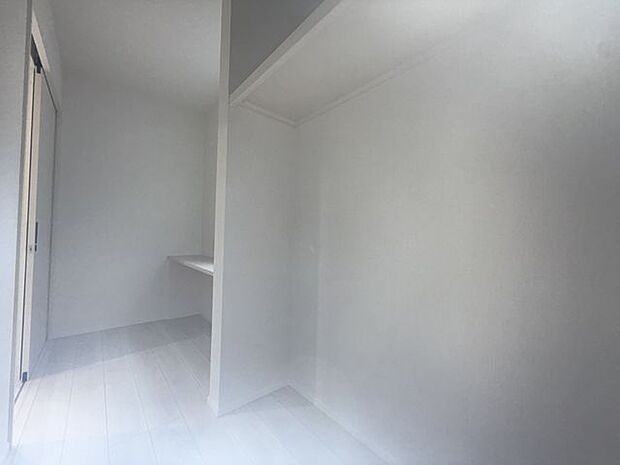 【フリースペース/1号棟】家族の衣類をまとめて収納できる、ファミリークローゼットとしても活躍しそうです。家事負担の軽減に役立ちます。