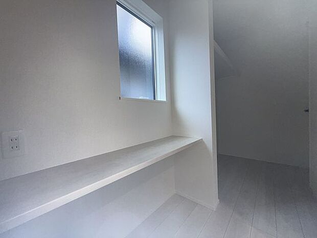 【フリースペース/1号棟】北東側に窓が設けられています。コンセントが備わっているので、アイロンがけなどの家事スペースとしても活用できます。