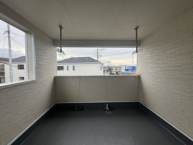 【バルコニー】外からの視線が届きにくい手すり壁が採用され、プライバシー性に配慮されたバルコニー。