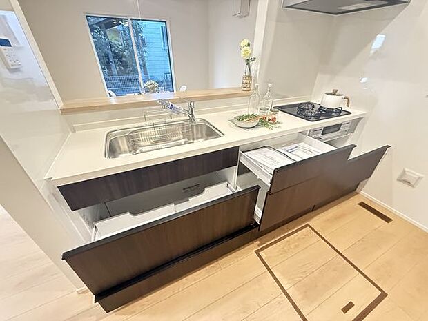 【キッチン/3号棟】シンク下に豊富な収納があり、キッチン周りをすっきりと整頓できそうです。※家具調度品等は販売価格に含まれません。
