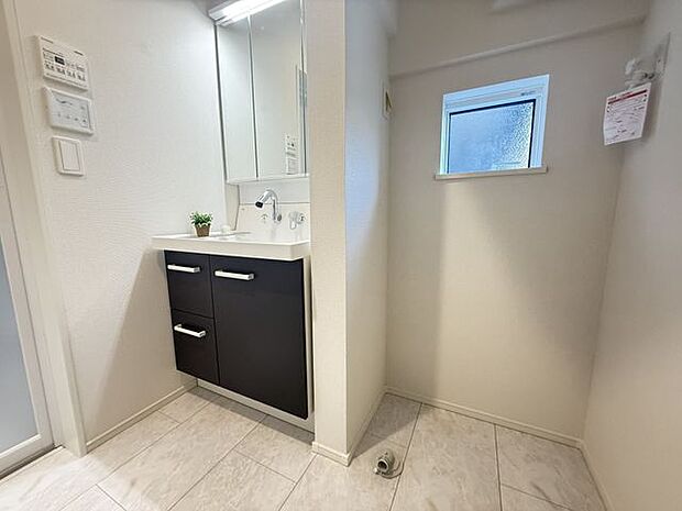 【洗面所/3号棟】ヘアセットやメイクのしやすい三面鏡タイプの洗面台です。洗面ボウル下、鏡裏に収納スペースがあり、スキンケア用品などを保管できます。※家具調度品等は販売価格に含まれません。