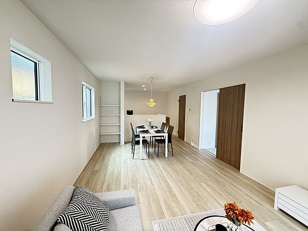 【1号棟/LDK】LDKの一角に、可動棚付きの収納スペースが設けられています。お子さまの本や学習道具もすっきりと片付きそうです。※家具調度品等は販売価格に含まれません。