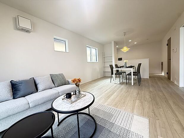 【1号棟/LDK】家具の配置がしやすい縦長のLDK。ナチュラルな内装ですので、お好みのインテリアでお部屋作りを楽しんでいただけます。※家具調度品等は販売価格に含まれません。