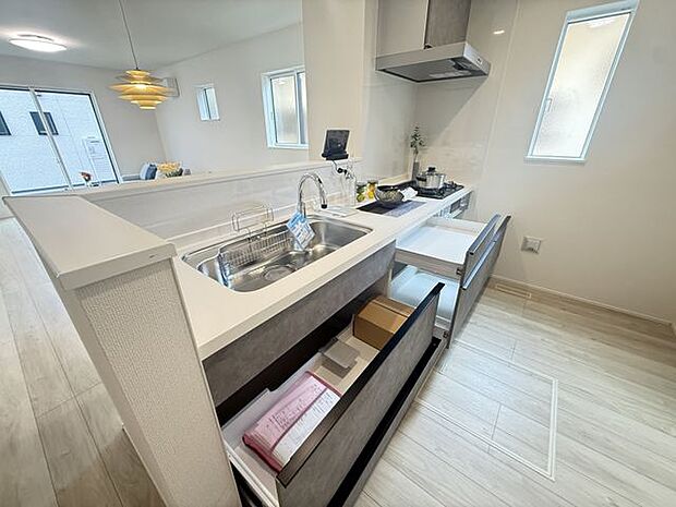 【1号棟/キッチン】開口部が大きく収納しやすい引き出しタイプの収納が備わっています。かさばる調理器具もたっぷりとしまうことができます。※家具調度品等は販売価格に含まれません。