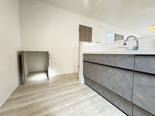 【1号棟/収納】キッチンのそばに、階段下収納が設けられています。シーズンオフの家電や防災用品など、普段使わない物の収納に便利です。