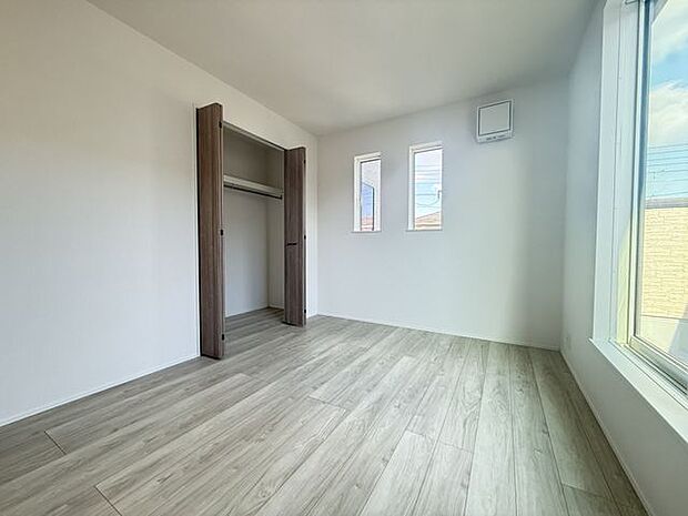 【1号棟/洋室(約6.5帖)】自然光がたっぷり差し込む2面採光で、通風も良好。ルーフバルコニーに出入り可能なので、布団を干す際もスムーズです。