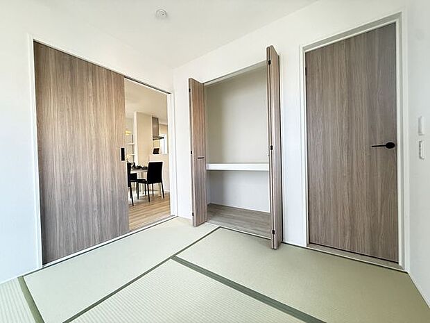 【1号棟/和室】LDKに隣接する約4.5帖の和室。食後に足を伸ばして寛いだり、お昼寝をしたりと、LDKの延長として活用できるスペースです。