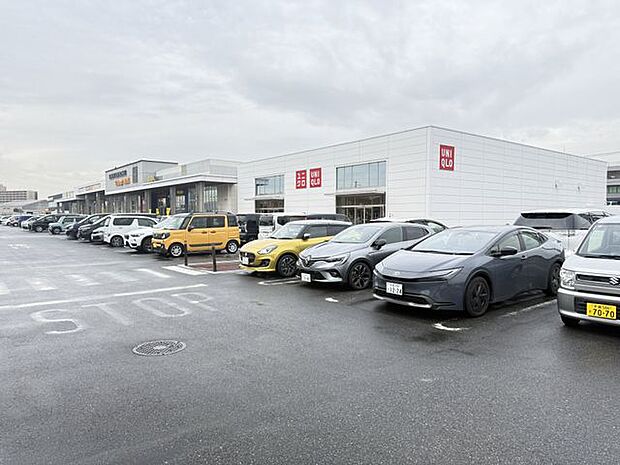 かわまち矢作モール 徒歩3分(約200m)。スーパーマーケットやドラッグストア、100円ショップなどの店舗が入った複合商業施設。駐車場301台分が設けられており、まとめ買いにも便利です。