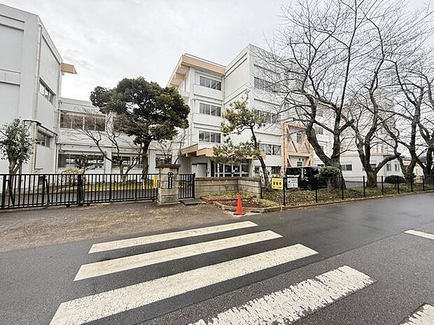 千葉市立星久喜中学校 徒歩17分(約1300m)。教育目標は「心身ともに健やかで、未来を拓くために、主体的に学び、協働的に活動できる生徒の育成」。学校HPにて、学校生活の様子が紹介されています。