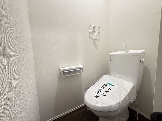 【2号棟/トイレ(2階)】温水洗浄便座が備わり、毎日快適・清潔に使用できます。手洗いタンク付きなので、使用後すぐに手を洗うことができ衛生的です。