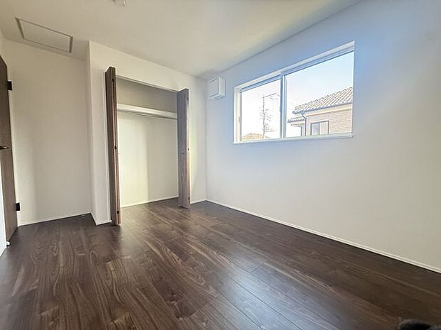 【2号棟/洋室(約6.0帖)】家具のレイアウトがしやすい腰高タイプの窓が採用されており、お好きなインテリアを楽しむことができそうです。