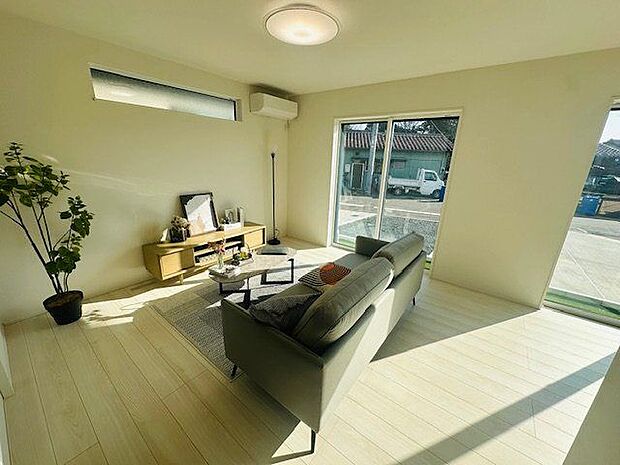 【LDK(約16.5帖)/10号棟】ご家族が集うLDKは、ゆとりのある広さが確保されています。※家具調度品等は販売価格に含まれません。