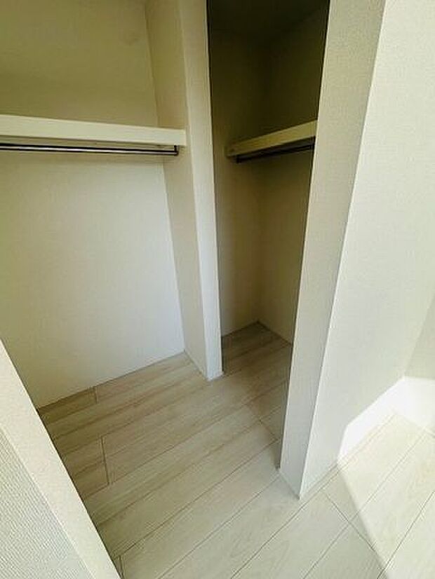 【ウォークインクローゼット】枕棚とハンガーパイプ付きのウォークインクローゼットです。