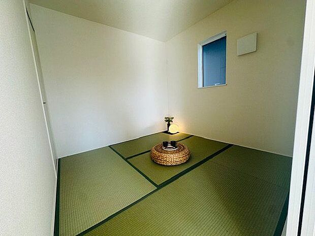【和室(約4.5帖)/10号棟】LDKに隣接しており、家事スペースなどマルチに活用できます。※家具調度品等は販売価格に含まれません。