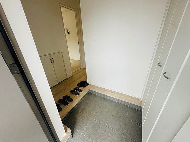 【玄関/1号棟】玄関収納付きで、すっきりとした玄関空間を保つことができます。※家具調度品等は販売価格に含まれません。