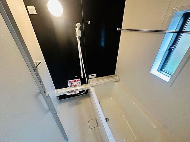 【浴室/1号棟】カウンターやシャワー用スライドバー、ハンガーパイプなどが備わっており、使い勝手に配慮されています。