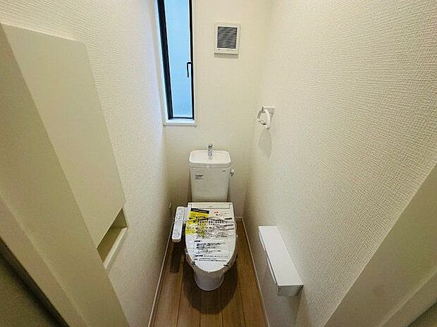 【2階トイレ/1号棟】トイレは各階にあるため混雑しにくく、来客の際も気兼ねせず使用できます。