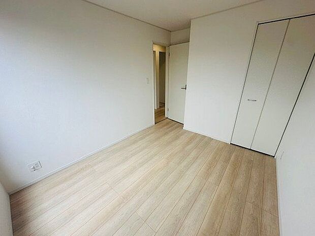 【洋室/約5.5帖/1号棟】各洋室にクローゼット付きで、適材適所の収納が叶います。