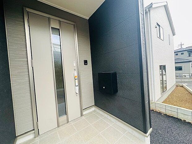 【玄関/2号棟】玄関ポーチはゆとりをもたせた設計。雨の日も快適に出入りできそうです。