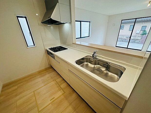 【キッチン】床下収納付きです。使用頻度の少ない備蓄品の収納などに活用できます。