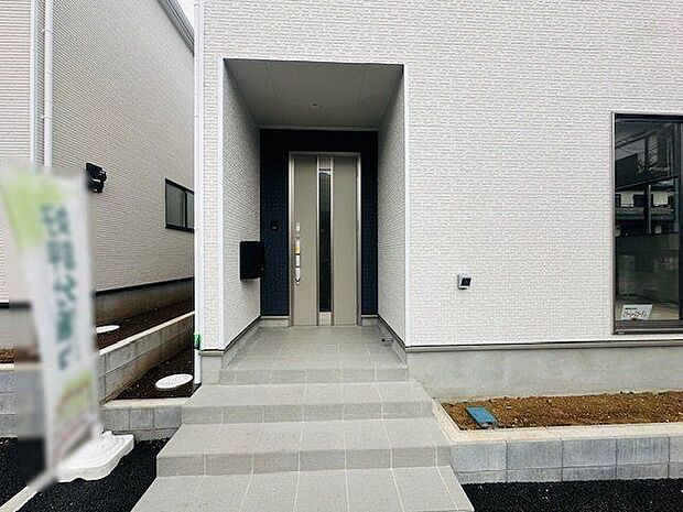 【玄関】玄関ドア前は屋根付きのため、雨風や日差しを遮ることができます。
