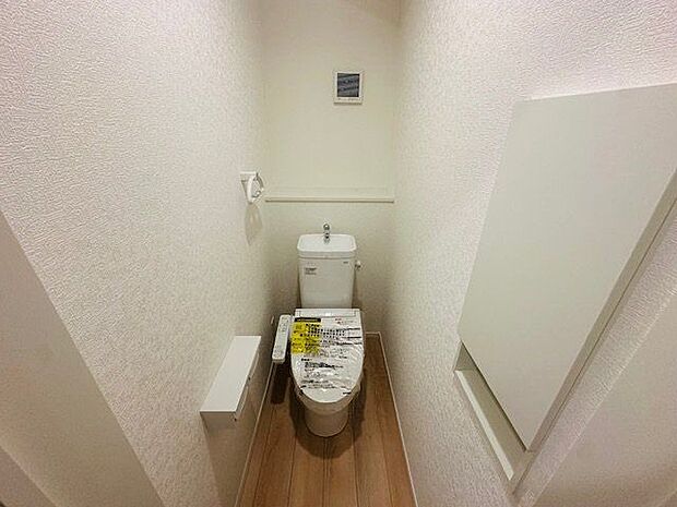 【トイレ/1階】温水洗浄便座付きのトイレです。奥に飾り棚があり、ストック品を置いたり、小物を飾ることができます。
