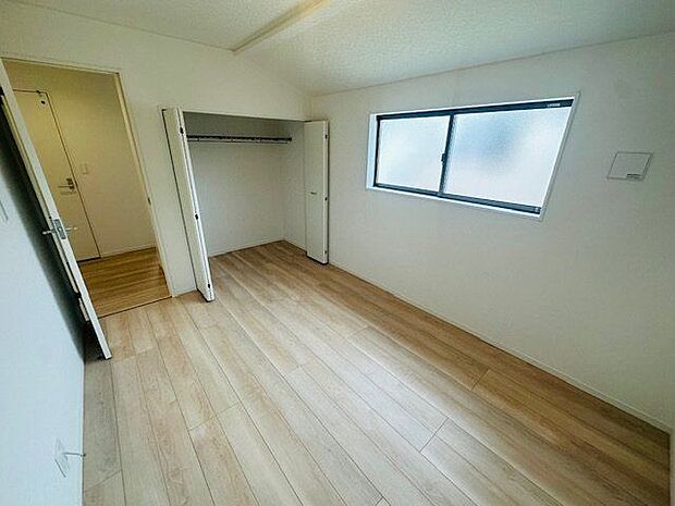 【洋室(約6帖)/クローゼット】北側の洋室です。2階洋室は、3部屋ともにクローゼット付きです。