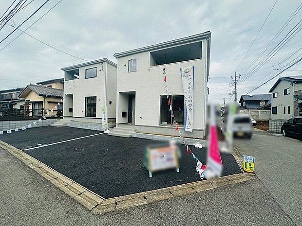 【現地外観写真】二方向に接道している角地です。開放感があります。