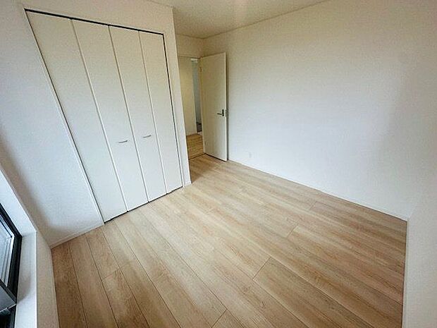 【洋室/約6帖】南側がバルコニーに面した洋室です。日中は明るい陽光が差し込みます。