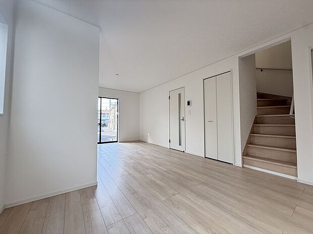 【LDK/約20帖/1号棟】ご家族が集うLDK。南側と西側の2面に窓が配された明るい住空間です。ナチュラルテイストな内装で、家具を自在にレイアウトしやすい縦長リビングです。