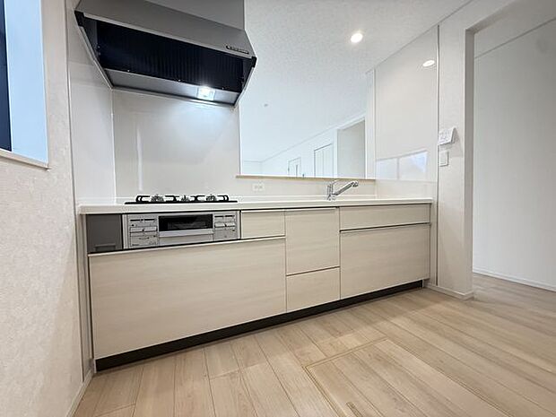 【キッチン/1号棟】対面式キッチンからLD全体を見渡せる設計になっており、調理しながらご家族やお客様と会話が弾みます。窓があり、調理中も自然換気ができます。