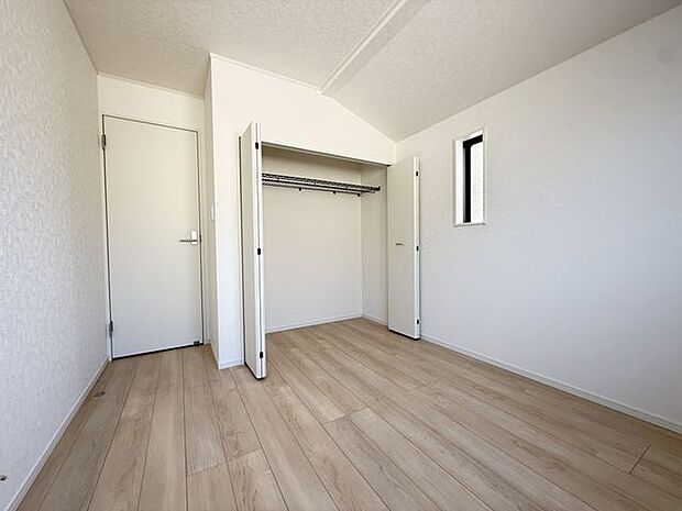 【洋室/北東側約5.2帖/1号棟】インテリアを選ばないシンプルな内装デザインが採用されています。お好きなインテリアなどでアレンジできそうです。