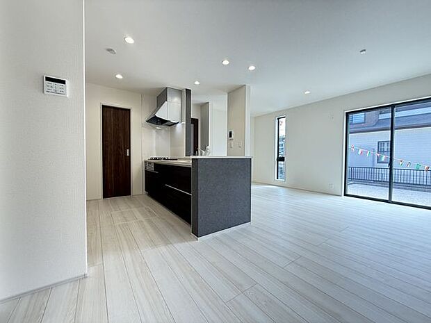 【LDK/約17.8帖】生活のメインスペースであるLDKは、約17.8帖とゆとりのある広さ。ご家族皆様でゆったりと寛ぐことができそうです。