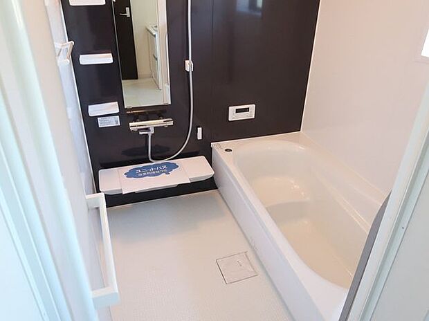 【浴室/同仕様】浴室乾燥機付きの浴室。雨天時や花粉の時期などの洗濯物干しに重宝します。※実際とは異なる場合があります。