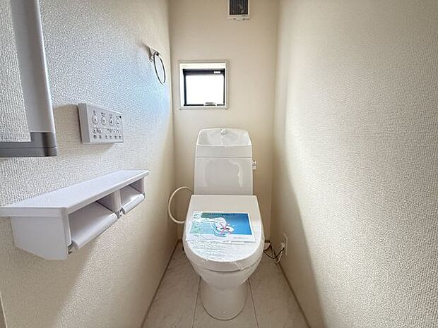 【トイレ/1階】年間を通して快適にご利用いただける、温水洗浄便座付きのトイレです。