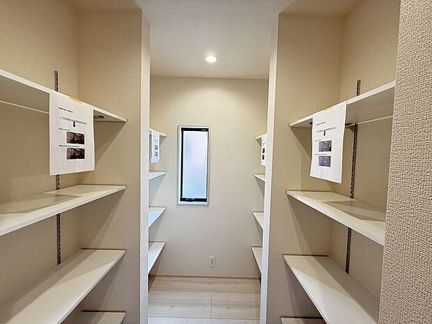 【パントリー】食品や日用品のストック、調理家電などをすっきり収納できる大容量のパントリーです。