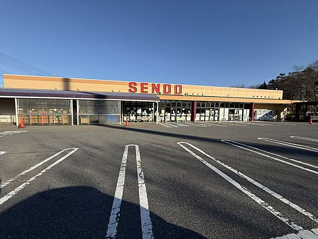 せんどう大宮台店 徒歩6分。営業時間は9:30〜20:00です。HPでは、お得なチラシ情報を見ることができます。 404m