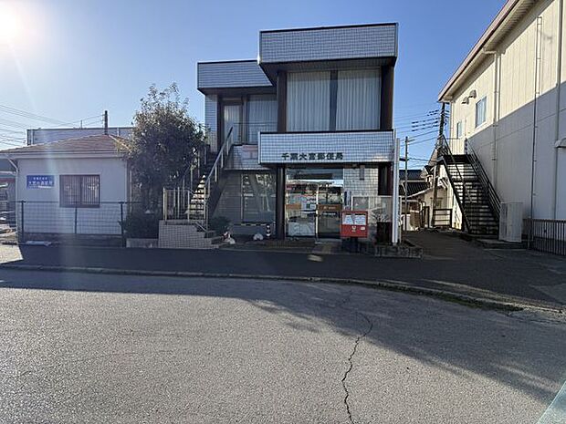 千葉大宮郵便局 徒歩13分。取り扱いサービスには、郵便、貯金、保険、ATMがあります。郵便窓口の営業時間は9:00〜17:00。 1039m