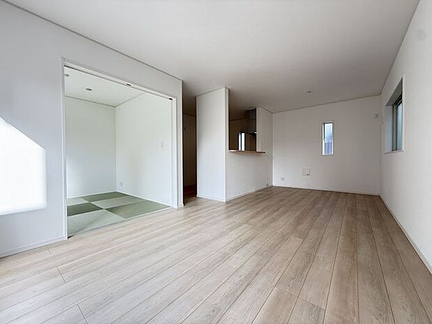 【LDK/約16.2帖】LDKは、隣接する和室との間の建具を開放することで、約20.7帖の大空間としてもご利用いただけます。家具を自在にレイアウトしやすい縦長リビングです。