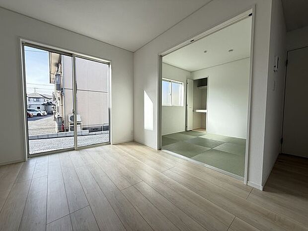 【LDK/約16.2帖】大きな窓から光が差し込む約16.2帖のLDK。3面採光で、明るく風通しの良い空間！ご家族の寛ぎの場所になりそうです。