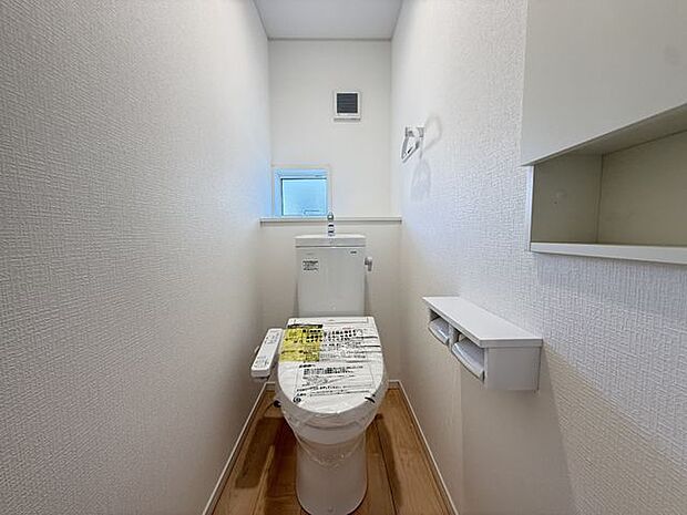 【トイレ/1階】年間を通して快適にご利用いただける、温水洗浄便座付きのトイレです。トイレは各階に配置されています。