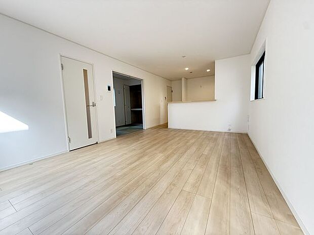 【LDK/3号棟】家具を自在にレイアウトしやすい縦長リビング。ナチュラルな色合いのフローリングと白いクロスのシンプルな内装なので、お好みのインテリアを楽しめそうです。