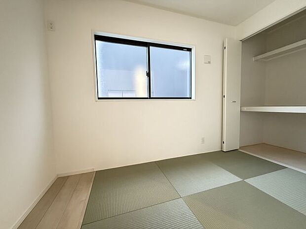 【和室/3号棟】約3.5帖の和室は、客間やお子様のプレイルームなど多用途に活用可能。心地良い空間でゆったりと過ごすことができます。