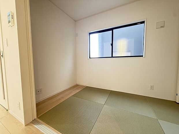 【和室/3号棟】琉球畳がモダンな印象の和室です。建具を開けてリビングの続き間として活用したり、建具を閉めてプライベート空間を作ったりと、シーンに応じた使い分けができます。