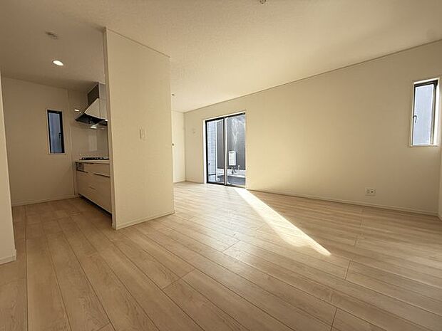 【LDK/4号棟】LDK全体に自然光が行き渡り、明るく寛いだ雰囲気。ダイニングにもたっぷりと光が入り、ゆったりとお食事を楽しめそうです。