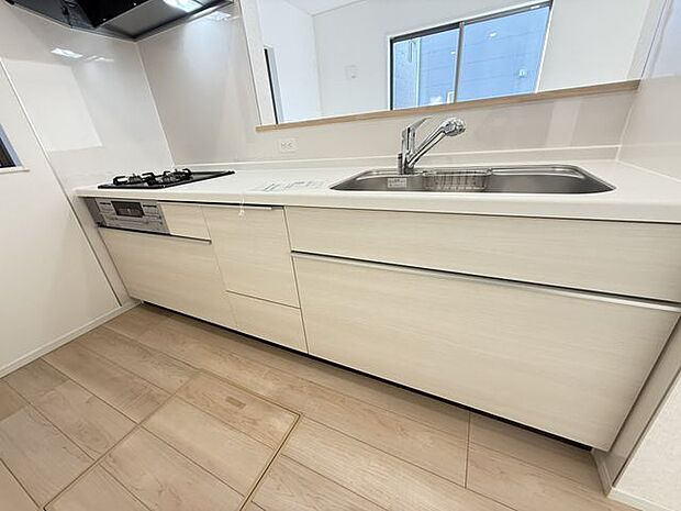 【キッチン/4号棟】リビングダイニングにいるご家族とコミュニケーションを取りやすい設計です。窓があり、調理中も自然換気が可能。ワークトップはインテリア性に優れた人造大理石製です。