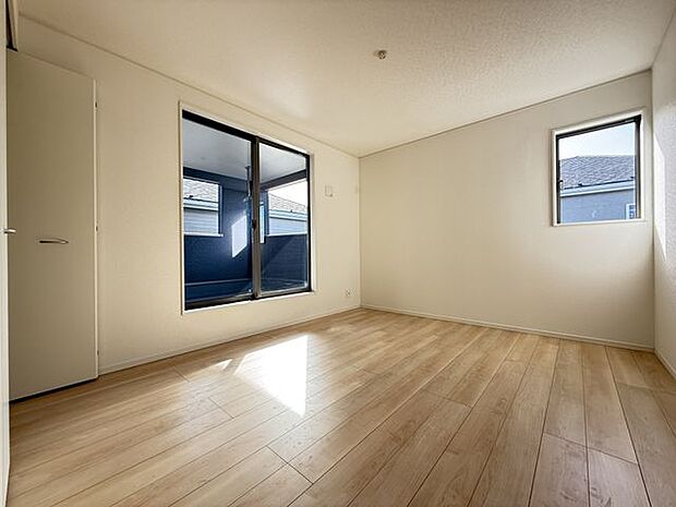 【洋室(約7.7帖)/4号棟】2階で一番広い洋室なので、主寝室としてもおすすめ。バルコニーに出入りできます。