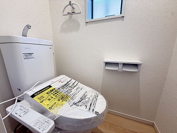 【1階トイレ/4号棟】年間を通して快適にご利用いただける、温水洗浄便座付きのトイレです。トイレは各階に配置されているので、朝の慌ただしい時間帯や来客時も、気兼ねなく使用できます。