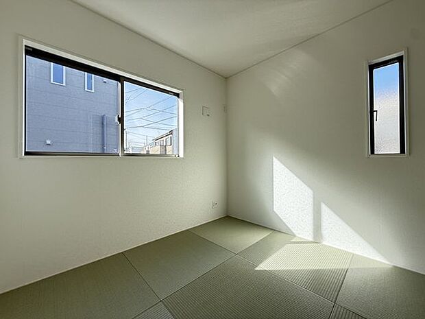 【和室/4号棟】約4.5帖の和室は、客間やお子様のプレイルームなど多用途に活用可能。建具を開放し、リビングの続き間として利用することもできます。