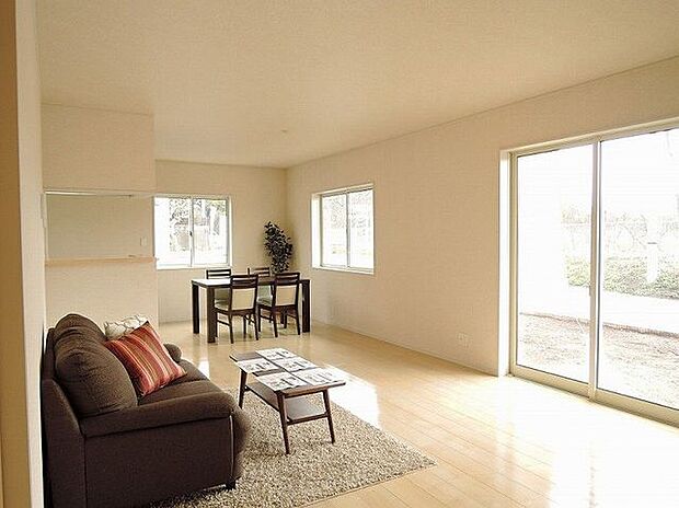 【LDK/同仕様】ご家族が集うLDK。南側と西側の2面に窓が配された明るい住空間です。※実際とは異なる場合があります。